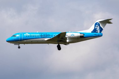Amsterdam, Hollanda - 3 Temmuz 2017: KLM yolcu uçağı havaalanında. Uçuş planını ayarlayın. Havacılık ve uçak. Hava ulaşımı. Küresel uluslararası ulaşım. Uç ve uç.