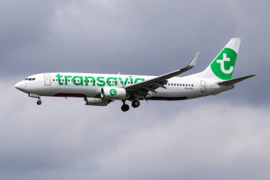 Amsterdam, Hollanda - 3 Temmuz 2017: Transavia yolcu uçağı havaalanında. Uçuş planını ayarlayın. Havacılık ve uçak. Hava ulaşımı. Küresel uluslararası ulaşım. Uç ve uç.