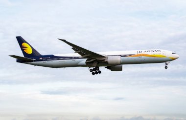 Amsterdam / Hollanda - 4 Temmuz 2017: Jet Airways Boeing 777-300ER VT-JEQ yolcu uçağı Amsterdam Schipol Havaalanına iniş yaptı