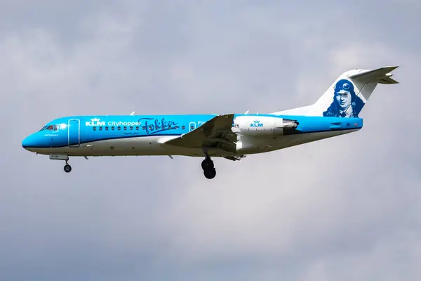 Amsterdam, Hollanda - 3 Temmuz 2017: KLM yolcu uçağı havaalanında. Uçuş planını ayarlayın. Havacılık ve uçak. Hava ulaşımı. Küresel uluslararası ulaşım. Uç ve uç.