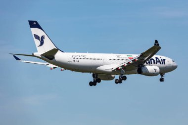Viyana, Avusturya - 13 Nisan 2024: Iran Air Airbus A330-200 yolcu uçağı havaalanında. Havacılık ve uçak. Hava taşımacılığı ve seyahat. Uç ve uç.