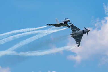 Zeltweg, Avusturya - 3 Eylül 2016: Avusturya Hava Kuvvetleri Eurofighter Typhoon savaş uçağı hava üssünde. Uçak uçuş manevrası. Uçuş operasyonu. Askeri havacılık endüstrisi. Hava savunması.