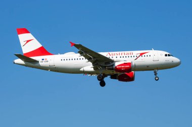 Viyana, Avusturya - 13 Mayıs 2018: Avusturya Havayolları Airbus A319 OE-LDD yolcu uçağı Viyana Havaalanına iniş ve iniş yaptı