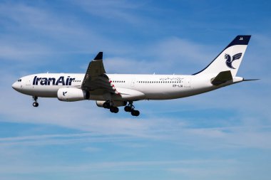 Hamburg, Almanya - 6 Temmuz 2017: İran Havaalanı 'nda yolcu uçağı. Uçuş planını ayarlayın. Havacılık ve uçak. Hava ulaşımı. Küresel uluslararası ulaşım. Uç ve uç.