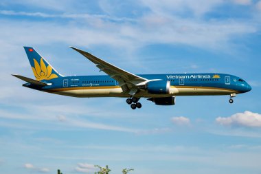 Hamburg, Almanya - 6 Temmuz 2017: Vietnam Havayolları yolcu uçağı havaalanında. Uçuş planını ayarlayın. Havacılık ve uçak. Hava ulaşımı. Küresel uluslararası ulaşım. Uç ve uç.