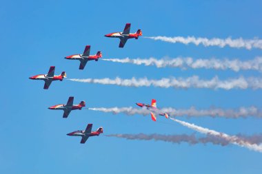 Zeltweg, Avusturya - 4 Eylül 2019: İspanyol Hava Kuvvetleri Patrulla Aguila akrobatik gösteri ekibi. Havacılık ve uçak. Hava kuvvetleri. Askeri endüstri. Uç ve uç.