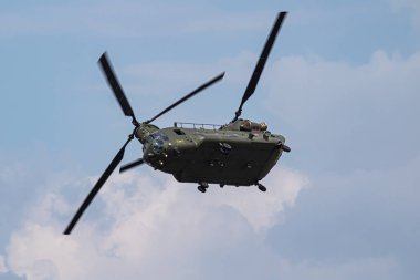 Fairford / Birleşik Krallık - 13 Temmuz 2018: Kraliyet Hava Kuvvetleri Ch-47 Chinook Hc6 Zh891 taşımacılık helikopteri Riat Royal Air Tattoo 2018 hava gösterisi