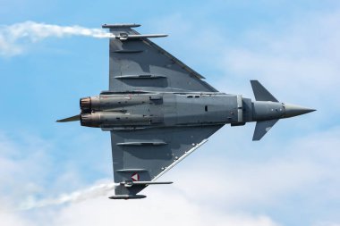 Zeltweg, Avusturya - 3 Eylül 2022: Avusturya Hava Kuvvetleri Eurofighter Typhoon. Askeri savaş uçağı hava üssünde. Uçuş operasyonu. Havacılık ve uçak. Hava savunması. Uç ve uç.