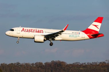 Viyana, Avusturya - 30 Ekim 2024: Avusturya Havayolları Airbus A320 NEO yolcu uçağı havaalanında. Havacılık ve uçak. Hava taşımacılığı ve seyahat. Uç ve uç.