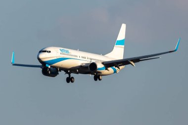 Viyana, Avusturya - 30 Ekim 2024: Air Boeing 737-800 yolcu uçağına havaalanından girin. Havacılık ve uçak. Hava taşımacılığı ve seyahat. Uç ve uç.