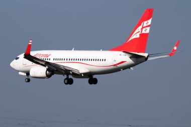 Amsterdam, Hollanda - 3 Temmuz 2017: Airzena Georgian Airways yolcu uçağı havaalanında. Uçuş planını ayarlayın. Havacılık ve uçak. Hava ulaşımı. Küresel uluslararası ulaşım. Uç ve uç.
