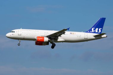 Amsterdam, Hollanda - 3 Temmuz 2017: Havalimanında SAS İskandinav Havayolları yolcu uçağı. Uçuş planını ayarlayın. Havacılık ve uçak. Hava ulaşımı. Küresel uluslararası ulaşım. Uç ve uç.