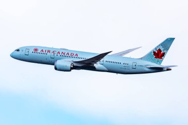 Viyana, Avusturya - 4 Ocak 2024: Air Canada Boeing 787-8 Dreamliner yolcu uçağı havaalanında. Havacılık ve uçak. Hava taşımacılığı ve seyahat. Uç ve uç.