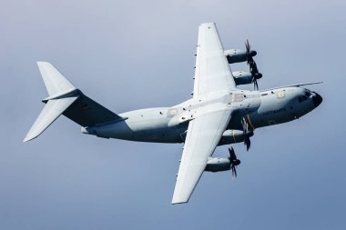 Zeltweg, Avusturya - 7 Eylül 2024: Alman Hava Kuvvetleri Airbus A400M Atlas askeri nakliye uçağı hava üssünde. Hava Kuvvetleri uçuş operasyonu. Havacılık ve uçak. Hava kaldırma. Uç ve uç.