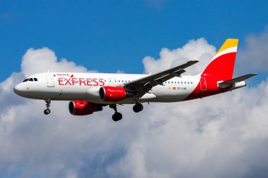 Frankfurt, Almanya - 12 Ağustos 2014: Iberia Havayolları yolcu uçağı havaalanında. Uçuş planını ayarlayın. Havacılık ve uçak. Hava ulaşımı. Küresel uluslararası ulaşım. Uç ve uç.