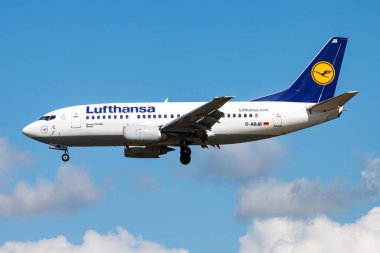 Frankfurt, Almanya - 12 Ağustos 2014: Lufthansa yolcu uçağı havaalanında. Uçuş planını ayarlayın. Havacılık ve uçak. Hava ulaşımı. Küresel uluslararası ulaşım. Uç ve uç.