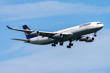 Münih, Almanya - 19 Mayıs 2013: Lufthansa yolcu uçağı havaalanında. Uçuş planını ayarlayın. Havacılık ve uçak. Hava ulaşımı. Küresel uluslararası ulaşım. Uç ve uç.