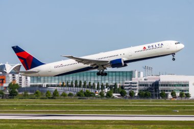 Münih, Almanya - 19 Mayıs 2013: Delta Havayolları yolcu uçağı havaalanında. Uçuş planını ayarlayın. Havacılık ve uçak. Hava ulaşımı. Küresel uluslararası ulaşım. Uç ve uç.