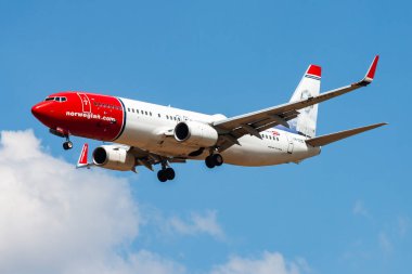 Budapeşte, Macaristan - 1 Temmuz 2014: Norveç Hava Mekiği yolcu uçağı havaalanında. Uçuş planını ayarlayın. Havacılık ve uçak. Hava ulaşımı. Küresel uluslararası ulaşım. Uç ve uç.