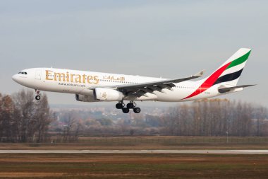 Budapeşte, Macaristan - 17 Kasım 2015: Emirates yolcu uçağı havaalanında. Uçuş planını ayarlayın. Havacılık ve uçak. Hava ulaşımı. Küresel uluslararası ulaşım. Uç ve uç.