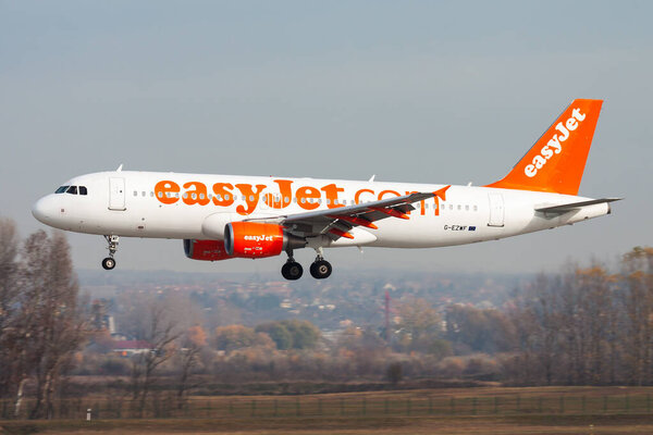 Будапешт, Венгрия - 17 ноября 2015 г.: Пассажирский самолет Easyjet в аэропорту. Расписание полета. Авиация и авиация. Воздушный транспорт. Глобальные международные перевозки. Летать и летать.