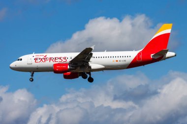 Frankfurt, Almanya - 12 Ağustos 2014: Iberia Havayolları yolcu uçağı havaalanında. Uçuş planını ayarlayın. Havacılık ve uçak. Hava ulaşımı. Küresel uluslararası ulaşım. Uç ve uç.
