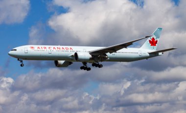 Frankfurt, Almanya - 12 Ağustos 2014: Air Canada yolcu uçağı havaalanında. Uçuş planını ayarlayın. Havacılık ve uçak. Hava ulaşımı. Küresel uluslararası ulaşım. Uç ve uç.