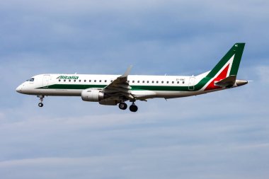 Frankfurt, Almanya - 13 Ağustos 2014: Alitalia yolcu uçağı havaalanında. Uçuş planını ayarlayın. Havacılık ve uçak. Hava ulaşımı. Küresel uluslararası ulaşım. Uç ve uç.