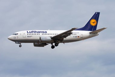 Frankfurt, Almanya - 13 Ağustos 2014: Lufthansa yolcu uçağı havaalanında. Uçuş planını ayarlayın. Havacılık ve uçak. Hava ulaşımı. Küresel uluslararası ulaşım. Uç ve uç.