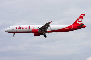 Frankfurt, Almanya - 13 Ağustos 2014: Berlin Havaalanı yolcu uçağı. Uçuş planını ayarlayın. Havacılık ve uçak. Hava ulaşımı. Küresel uluslararası ulaşım. Uç ve uç.