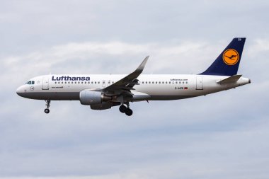Frankfurt, Almanya - 13 Ağustos 2014: Lufthansa yolcu uçağı havaalanında. Uçuş planını ayarlayın. Havacılık ve uçak. Hava ulaşımı. Küresel uluslararası ulaşım. Uç ve uç.