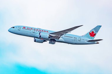 Viyana, Avusturya - 4 Ocak 2024: Air Canada Boeing 787-8 Dreamliner yolcu uçağı havaalanında. Havacılık ve uçak. Hava taşımacılığı ve seyahat. Uç ve uç.
