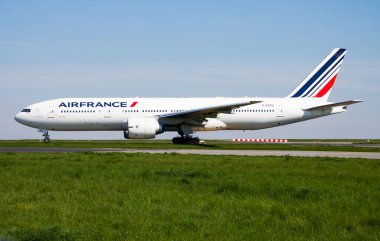 Paris, Fransa - 19 Nisan 2015: Air France yolcu uçağı havaalanında. Uçuş planını ayarlayın. Havacılık ve uçak. Hava ulaşımı. Küresel uluslararası ulaşım. Uç ve uç.