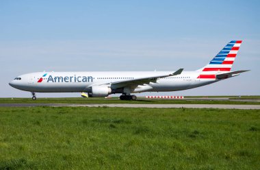 Paris, Fransa - 19 Nisan 2015: American Airlines yolcu uçağı havaalanında. Uçuş planını ayarlayın. Havacılık ve uçak. Hava ulaşımı. Küresel uluslararası ulaşım. Uç ve uç.