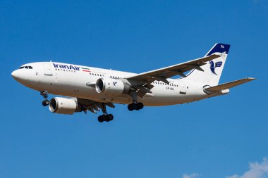 Budapeşte, Macaristan - 1 Temmuz 2014: İran Havaalanı 'nda yolcu uçağı. Uçuş planını ayarlayın. Havacılık ve uçak. Hava ulaşımı. Küresel uluslararası ulaşım. Uç ve uç.