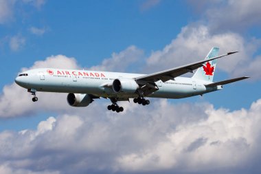 Frankfurt, Almanya - 12 Ağustos 2014: Air Canada yolcu uçağı havaalanında. Uçuş planını ayarlayın. Havacılık ve uçak. Hava ulaşımı. Küresel uluslararası ulaşım. Uç ve uç.