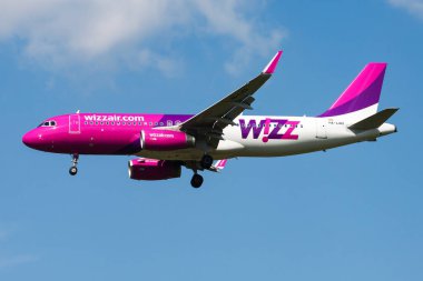 Budapeşte, Macaristan - 2 Ağustos 2014: Wizz Air yolcu uçağı havaalanında. Uçuş planını ayarlayın. Havacılık ve uçak. Hava ulaşımı. Küresel uluslararası ulaşım. Uç ve uç.