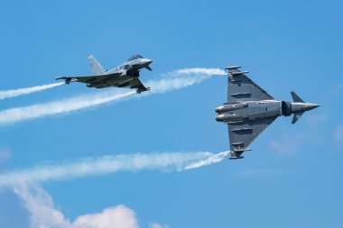 Zeltweg, Avusturya - 3 Eylül 2016: Avusturya Hava Kuvvetleri Eurofighter Typhoon savaş uçağı hava üssünde. Uçak uçuş manevrası. Uçuş operasyonu. Askeri havacılık endüstrisi. Hava savunması.