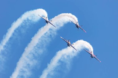 Zeltweg, Avusturya - 7 Eylül 2024: Uçan Boğalar Aerobik Takımı. XtremeAir Sbach 342 uçak. Hava gösterisi görüntüsü.