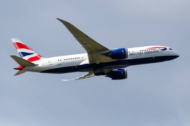 Londra, Birleşik Krallık - 23 Nisan 2016: British Airways yolcu uçağı havaalanında. Uçuş planını ayarlayın. Havacılık ve uçak. Hava ulaşımı. Uç ve uç.