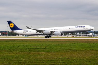 Münih, Almanya - 30 Ağustos 2016: Lufthansa yolcu uçağı havaalanında. Uçuş planını ayarlayın. Havacılık ve uçak. Hava ulaşımı. Küresel uluslararası ulaşım. Uç ve uç.