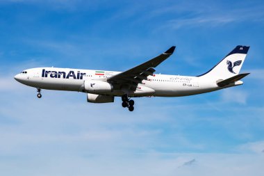 Hamburg, Almanya - 6 Temmuz 2017: İran Havaalanı 'nda yolcu uçağı. Uçuş planını ayarlayın. Havacılık ve uçak. Hava ulaşımı. Küresel uluslararası ulaşım. Uç ve uç.