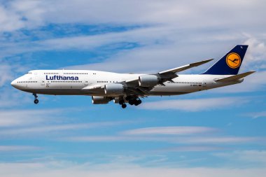 Frankfurt, Almanya - 8 Temmuz 2017: Lufthansa yolcu uçağı havaalanında. Uçuş planını ayarlayın. Havacılık ve uçak. Hava ulaşımı. Küresel uluslararası ulaşım. Uç ve uç.