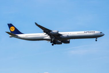 Münih, Almanya - 30 Ağustos 2016: Lufthansa yolcu uçağı havaalanında. Uçuş planını ayarlayın. Havacılık ve uçak. Hava ulaşımı. Küresel uluslararası ulaşım. Uç ve uç.
