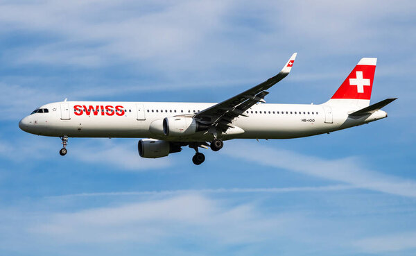 Гамбург, Германия - 6 июля 2017 года: пассажирский самолет Swiss International Airlines в аэропорту. Расписание полета. Авиация и авиация. Воздушный транспорт. Глобальные международные перевозки. Летать и летать.