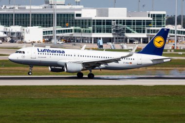 Münih, Almanya - 3 Eylül 2019: Lufthansa yolcu uçağı havaalanında. Uçuş planını ayarlayın. Havacılık ve uçak. Hava ulaşımı. Küresel uluslararası ulaşım. Uç ve uç.