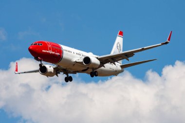 Budapeşte, Macaristan - 1 Temmuz 2014: Norveç Hava Mekiği yolcu uçağı havaalanında. Uçuş planını ayarlayın. Havacılık ve uçak. Hava ulaşımı. Küresel uluslararası ulaşım. Uç ve uç.