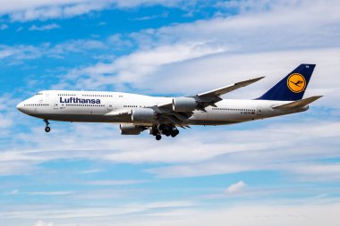 Frankfurt, Almanya - 8 Temmuz 2017: Lufthansa yolcu uçağı havaalanında. Uçuş planını ayarlayın. Havacılık ve uçak. Hava ulaşımı. Küresel uluslararası ulaşım. Uç ve uç.