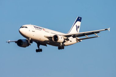 Budapeşte, Macaristan - 2 Mart 2013: İran Havaalanında yolcu uçağı. Uçuş planını ayarlayın. Havacılık ve uçak. Hava ulaşımı. Uç ve uç.