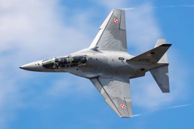 Radom, Polonya - 24 Ağustos 2023: Polonya Hava Kuvvetleri Leonardo M-346 Usta Bielik eğitim uçağı. Havacılık ve askeri uçak.